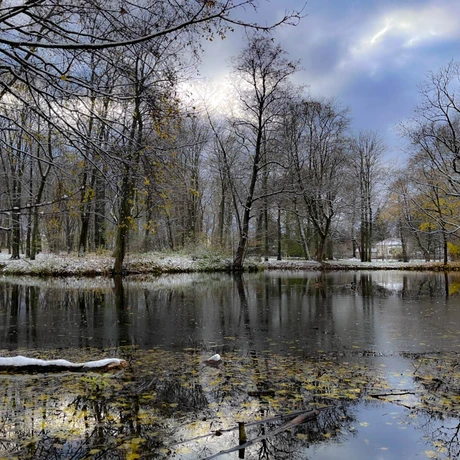 Zima 2023. Pierwszy śnieg w Rzeszowie [Park im. Szafera] - fot 10